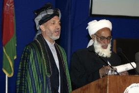 Karzai sworn in as president